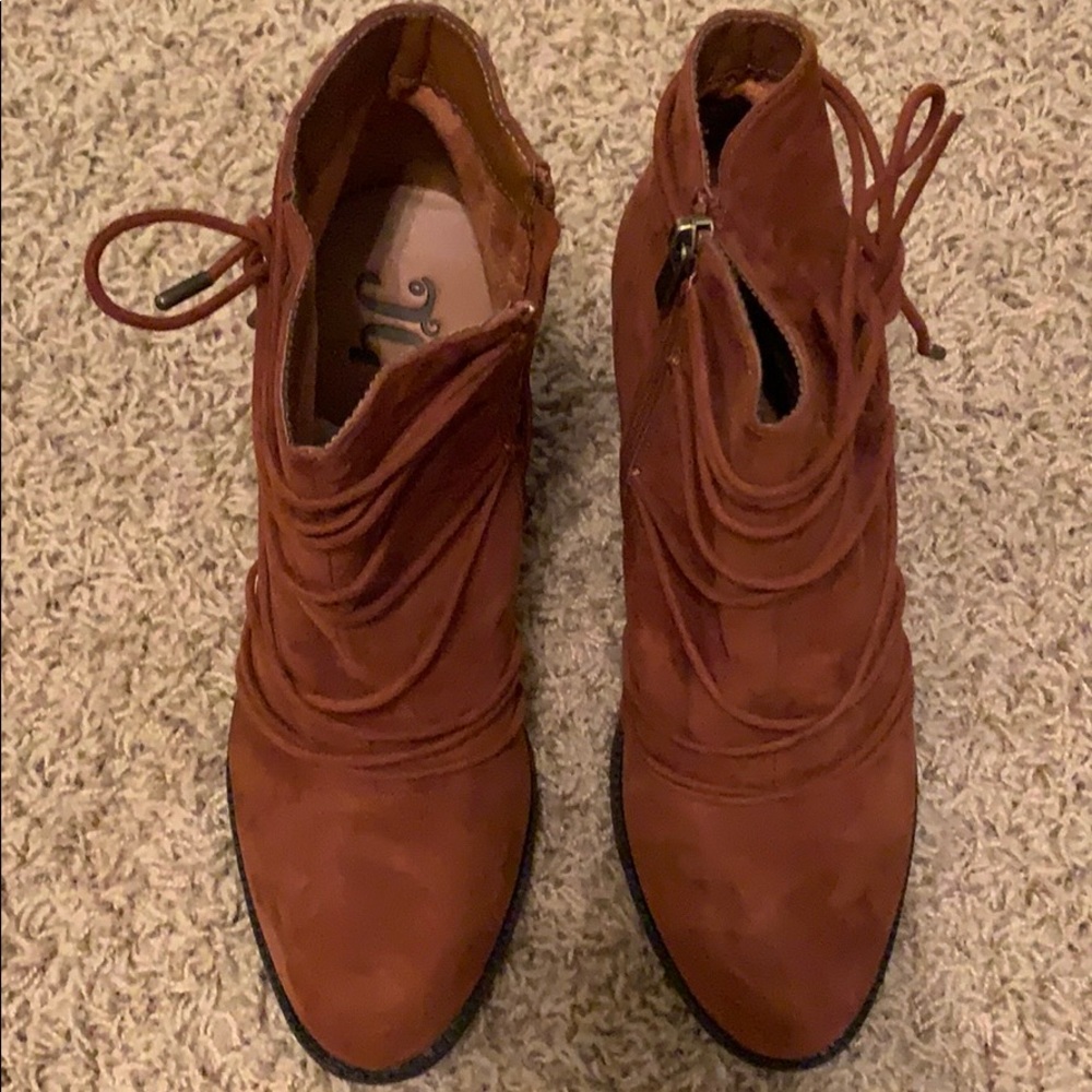 Boots - Picture 2 of 6